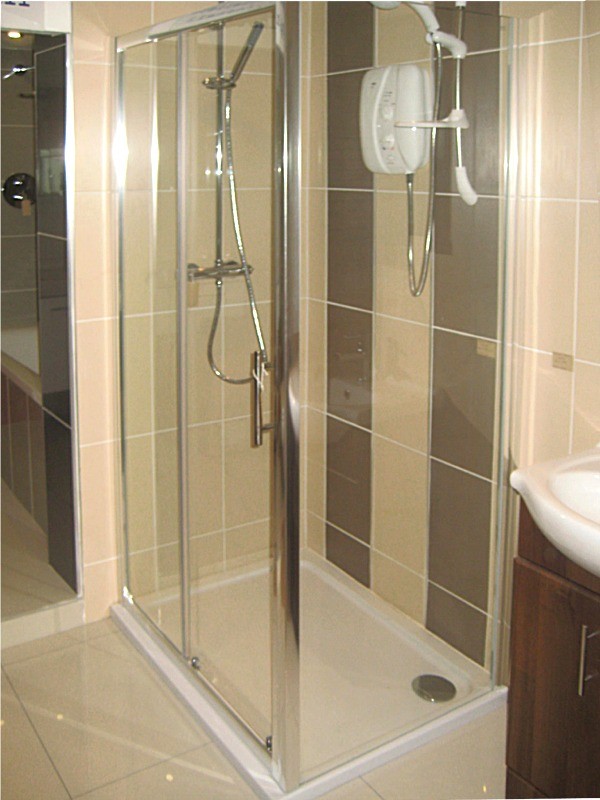 1000x750 Shower Door & Tray on display in the Showrooms of A&R Bathroom Solutions, 129 Old County Road, Crumlin, Dublin 12, Ireland